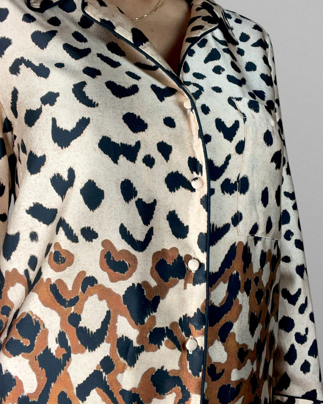 Skjorta med leopardmönster