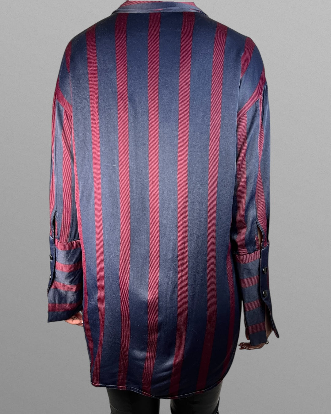 Randig silkig skjorta