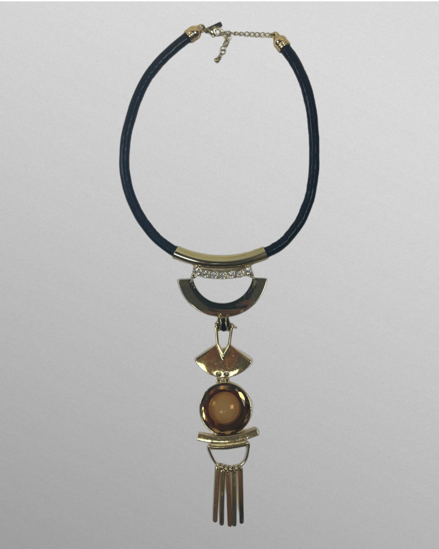 Halsband med stort hänge