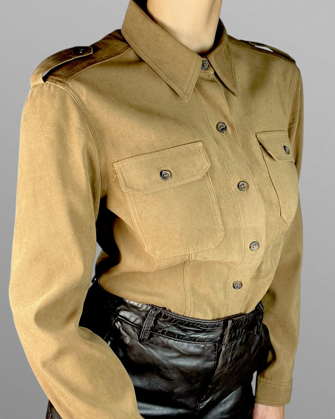 Skjorta med uniformkänsla