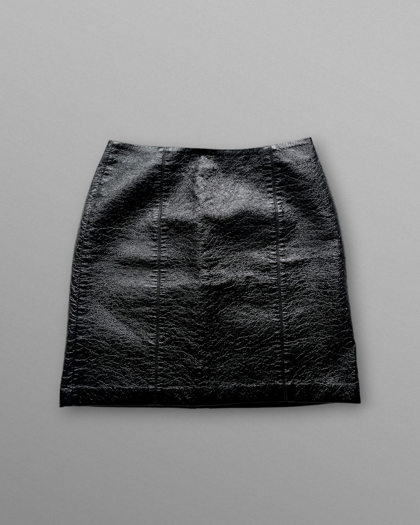 Svart kort lackad kjol