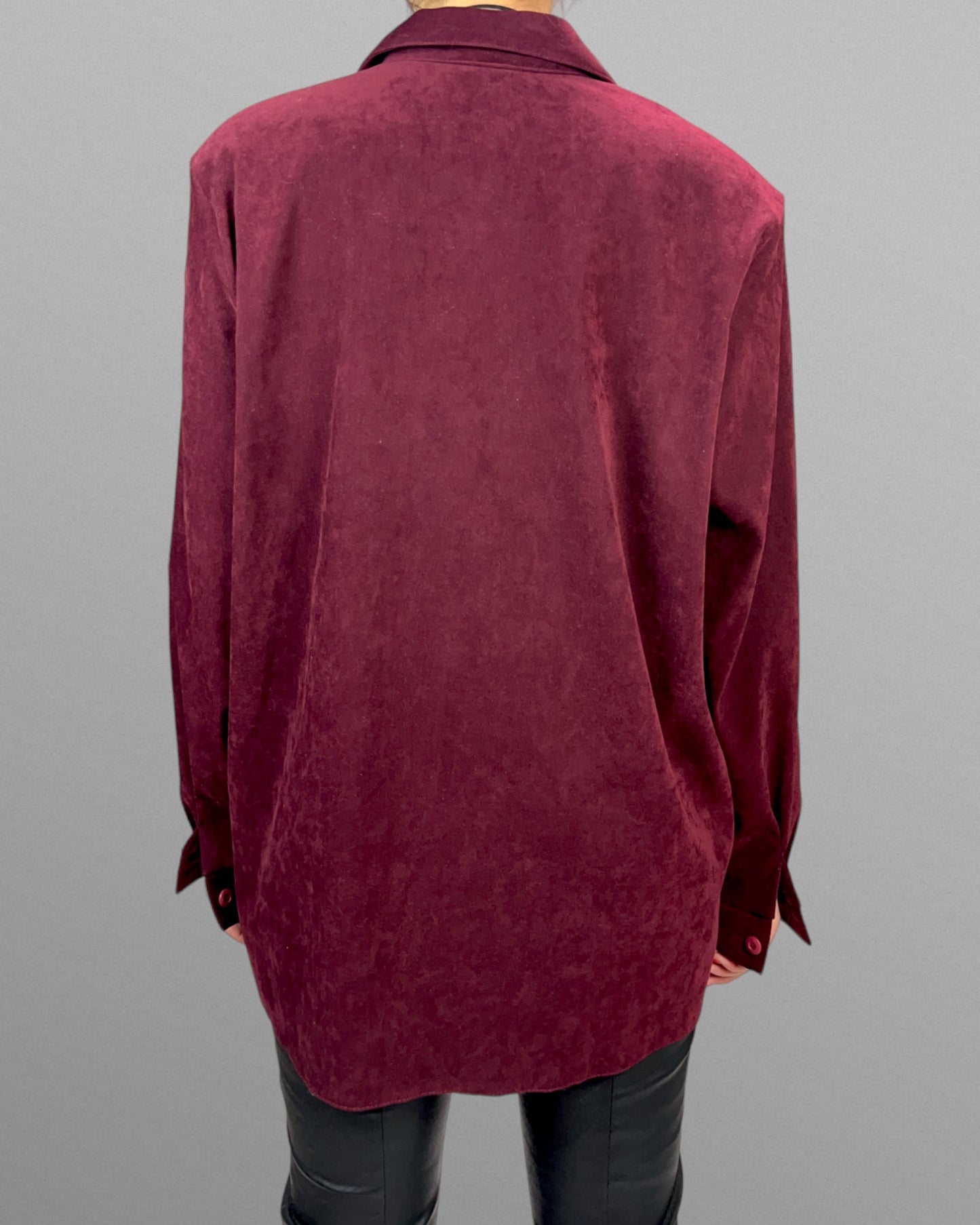 Vinröd skjorta med broderier
