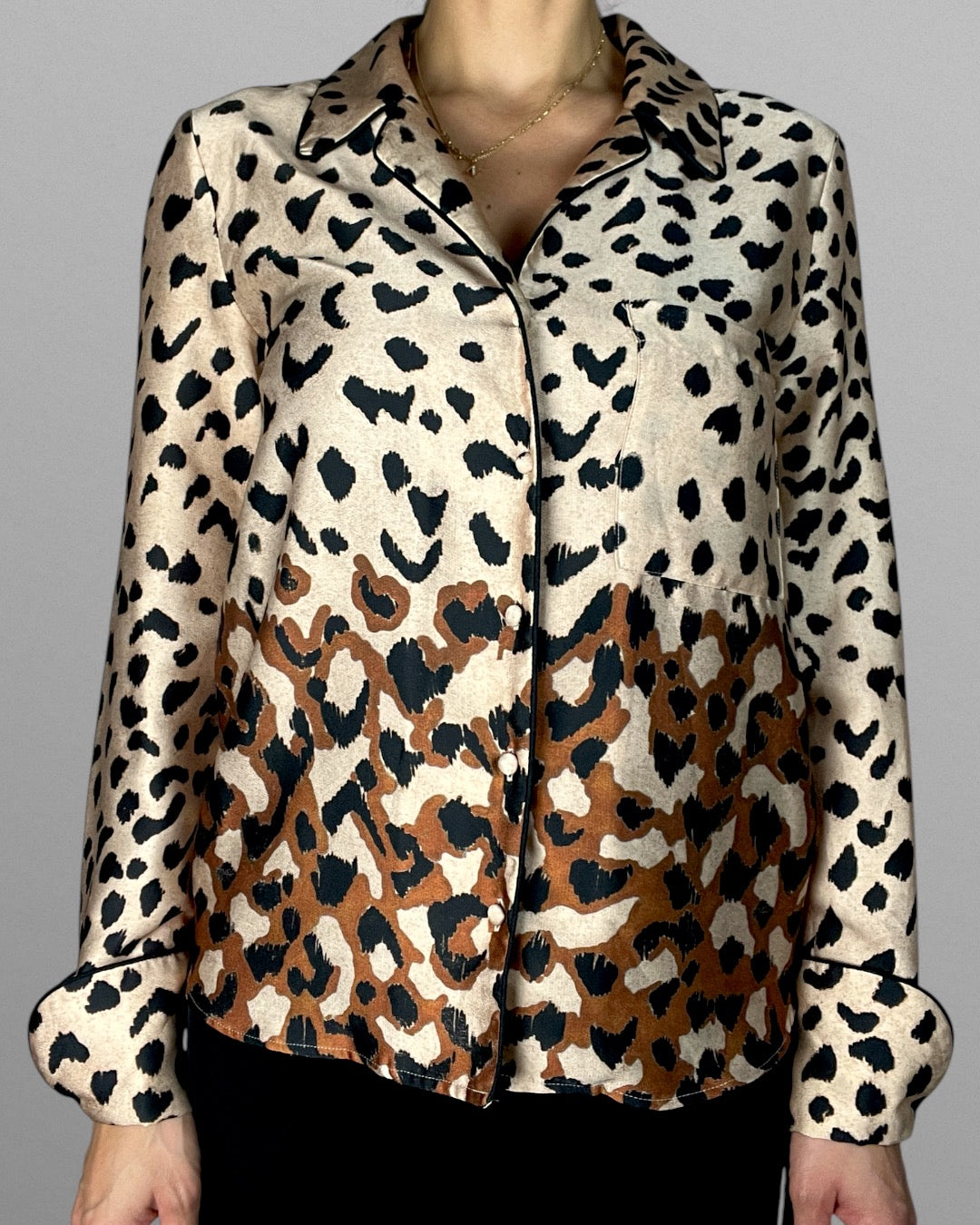 Skjorta med leopardmönster