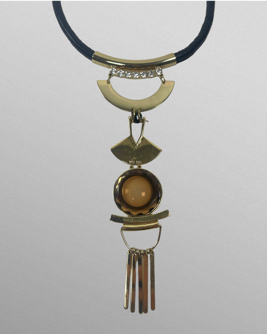 Halsband med stort hänge
