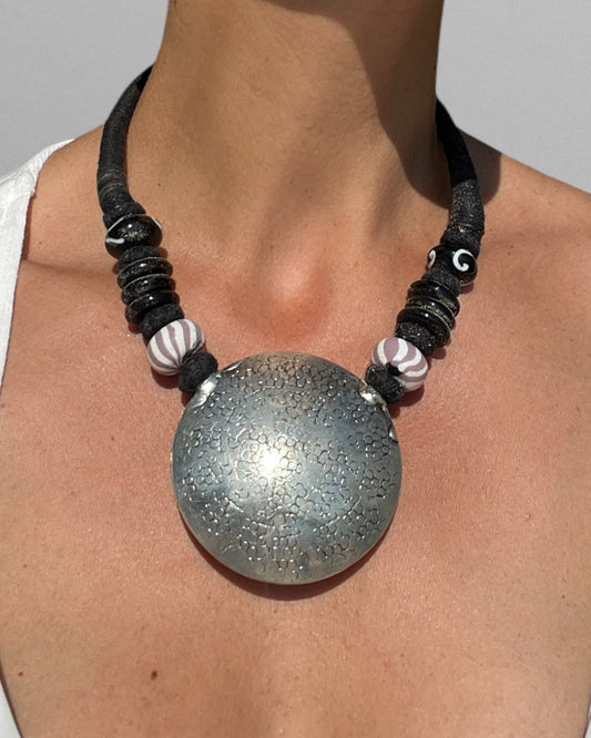 Halsband med amulett